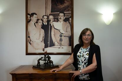 Rocío Nahle García titular de la Secretaría de Energía posa frente a fotografía de Cárdenas
