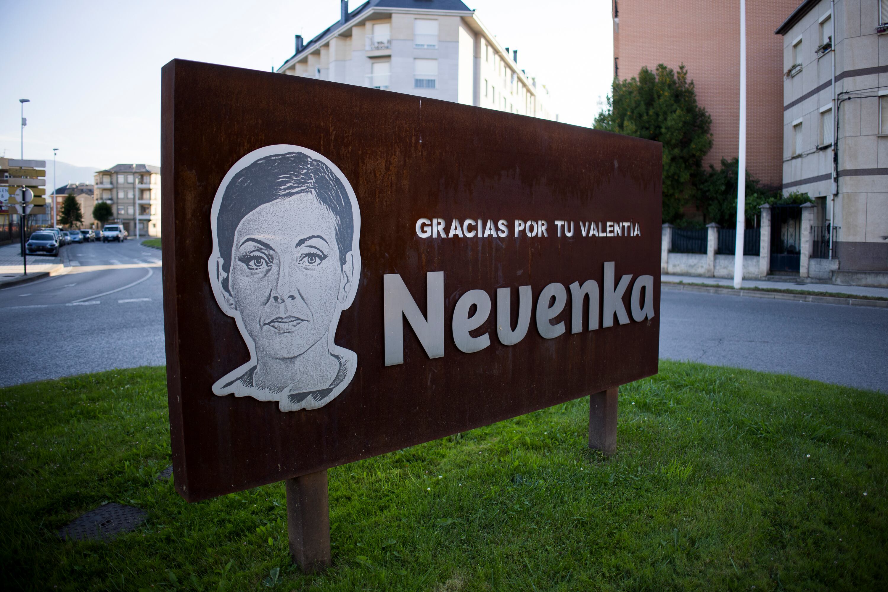 Placa con la imagen de Nevenka Fernández en Ponferrada (León), este sábado. 