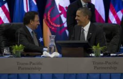 En la imagen, el presidente estadounidense Barack Obama (d), junto al sultán de Brunei, Hassanal Bolkiah, en una negociación del llamado Acuerdo de Asociación Transpacífico (TPP) en 2011. EFE/Archivo