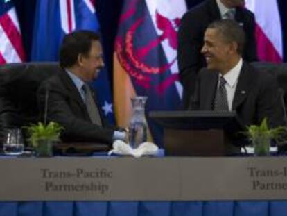 En la imagen, el presidente estadounidense Barack Obama (d), junto al sultán de Brunei, Hassanal Bolkiah, en una negociación del llamado Acuerdo de Asociación Transpacífico (TPP) en 2011. EFE/Archivo