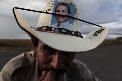 Un campesino de Tipitapa, cerca de Managua, muestra su sombrero con el retrato de Ortega.