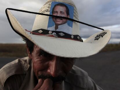 Un campesino de Tipitapa, cerca de Managua, muestra su sombrero con el retrato de Ortega.
