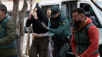 Agentes de la Guardia Civil trasladaban el miércoles al detenido para un registro en su domicilio en Barcelona.