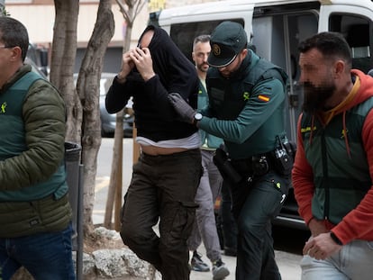 Agentes de la Guardia Civil trasladaban el miércoles al detenido para un registro en su domicilio en Barcelona.