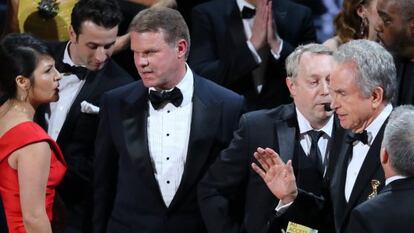 La custodia de PwC en la gala de los Óscar Martha Ruiz (izquierda) habla con su compañero Brian Cullinan, en plena confusión final.