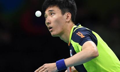 El surcoreano Lee Sang-Su fija su mirada en la pelota durante la ronda masculina de clasificación individual en los Juegos Olímpicos de Río 2016.