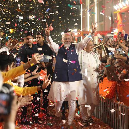 New Delhi (India), 04/06/2024.- Bharatiya Janata Party (BJP) leader and Indian Prime Minister Narendra Modi (C) arrives at the party headquarters to deliver a victory speech, in New Delhi, India, 04 June 2024. Modi addressed the crowd to claim victory in the 2024 India elections which started on 19 April. According to preliminary polls, Modi could retain the position of prime minister along with the Bharatiya Janata party (BJP). The Lok Sabha elections were held for 545 lower house seats, and a party or alliance needs 272 seats to form a government. (Elecciones, Nueva Delhi) EFE/EPA/RAJAT GUPTA
