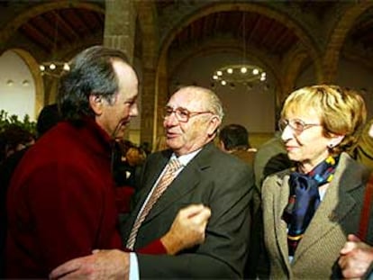 Serrat abraza a Josep Pernau en un homenaje al periodista