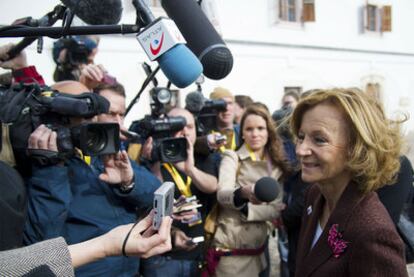 Salgado contesta a los medios, ayer a la entrada de la reunión del Eurogrupo en Gödölló (Hungría).