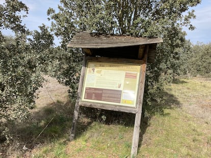 Uno de los carteles que explicaban la historia de la calzada ahora destruida.