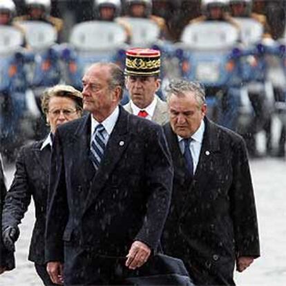 Chirac (centro) y Raffarin (derecha), ayer en una ceremonia militar en París.