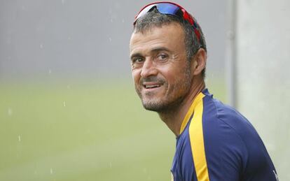 Luis Enrique, antes de salir al entrenamiento del Barcelona.