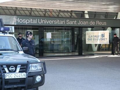 Agentes de la Guardia Civil registran el hospital Sant Joan de Reus (Tarragona).