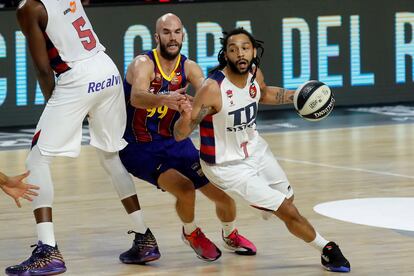 Henry, perseguido por Calathes.