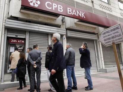 Clientes del Pupular Bank de Chipre hacen cola en un cajero
