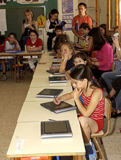 Alumnos de 4º de primaria del colegio rural Ariño-Alloza, en Teruel, con sus pizarrines digitales.