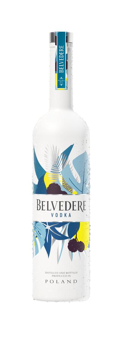 Belvedere, el vodka premium del grupo LVMH, ha lanzado una botella de edición limitada para este verano. Inspirada en un oasis junto a la playa rodeado de naturaleza, el nuevo frasco llega enfundado en un aspecto muy veraniego e invita a experimentar los meses de más calor con un sabor excepcional. Se elabora de la misma forma en que el vodka polaco se ha producido durante más de 600 años, sin azúcares y aditivos. Textura aterciopelada y un poco de vainilla que se balancea entre el dulce y el salado con un toque de pimienta blanca. Precio: 42,60 euros.