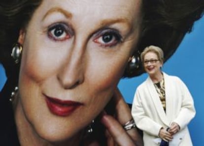 La actriz Meryl Streep posa delante de un cartel de la película 'La Dama de Hierro', basada en la vida de Margaret Thatcher