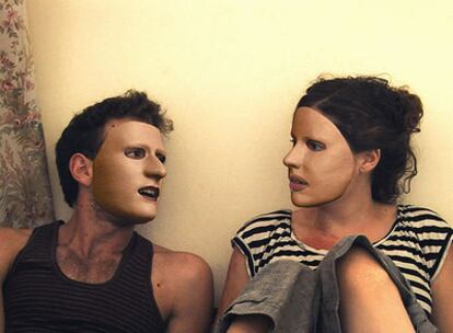 El protagonista de <i>Z 32</i> y su novia. Sus rostros aparecen en el documental retocados mediante un procedimiento digital  para evitar que sean reconocidos, tal como se puede ver en la imagen.
