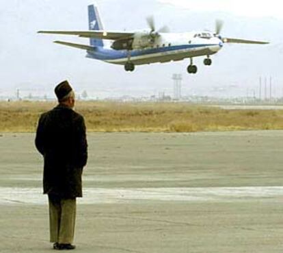 Un empleado de la línea aérea afgana observa el despegue del avión de la compañía el pasado 6 de diciembre.