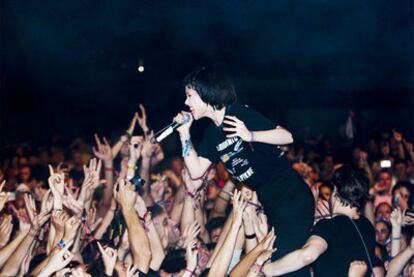 Alice Glass, cantante de Crystal Castles, en un momento de la actuación del grupo en el festival Low Cost, en Benidorm.