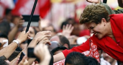 Dilma cumprimenta simpatizantes em Porto Alegre.