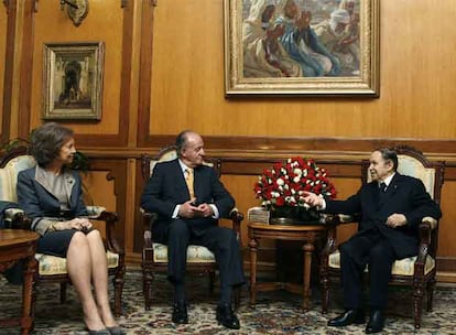 Los Reyes de España conversan con el presidente de Argelia, Abdelaziz Buteflika, en el Palacio El Mouradia, donde han mantenido una entrevista dentro de su visita de Estado a la República Argelina Democrática y Popular que concluirá el próximo jueves en Orán. El presidente argelino ha ofrecido un almuerzo a los monarcas después de la entrevista.