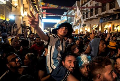 Hinchas argentinos en Doha, Qatar, antes de la final contra Francia.