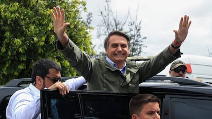 Jair Bolsonaro saluda a sus seguidores en Río de Janeiro, el día de las elecciones brasileñas.
