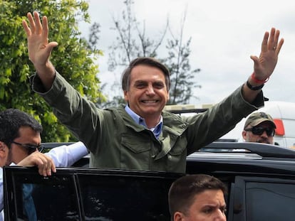 Jair Bolsonaro saluda a sus seguidores en Río de Janeiro, el día de las elecciones brasileñas.