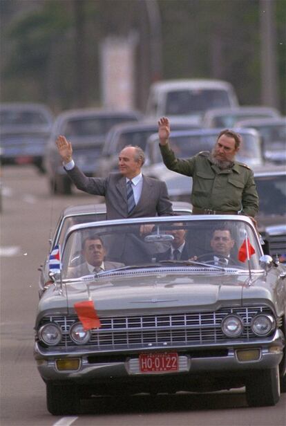 3 d'abril del 1989, el líder cubà Fidel Castro, i el president soviètic Mikhail Gorbachov saluden als seus seguidors a l'Havana, Cuba.