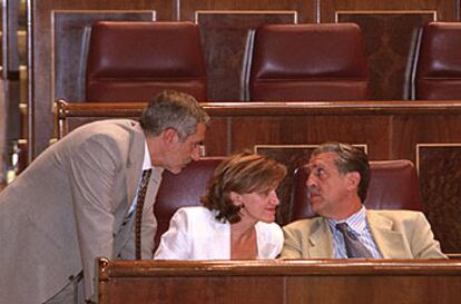 Diego López Garrido, sentado junto a Carmen Sánchez, conversa con Gaspar Llamazares.