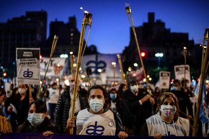 Enfermeras gritan consignas durante una protesta exigiendo mejores salarios, condiciones de trabajo y equipamiento durante el Día Internacional de la Enfermera en Buenos Aires, el 12 de mayo.