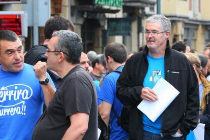 El secretario general de ELA, Adolfo Muñoz (derecha), antes del inicio de la manifestación en Bilbao en apoyo de Herrira y de los presos de ETA.
