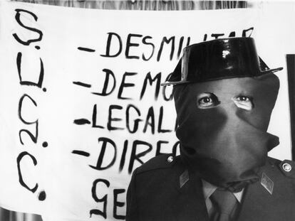 Un guardia civil encapuchado, en la presentación en agosto de 1986 del clandestino Sindicato Unificado de la Guardia Civil (SUGC) en Sevilla.