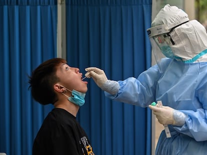 Agente realiza teste de coronavírus em Wuhan, na China, primeiro foco da doença.