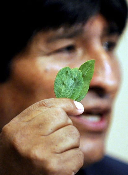 Morales sostiene hojas de coca ante la Convención de la ONU.