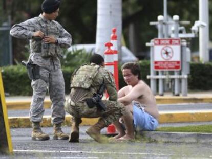 El atacante hirió a una tercera persona antes de dispararse en un incidente en los muelles de la base de Hawái