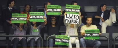 Ecologistas protestan contra la reforma del Código Forestal brasileño.