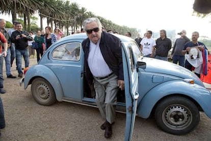 El presidente José Mujica se dirige a dejar su voto