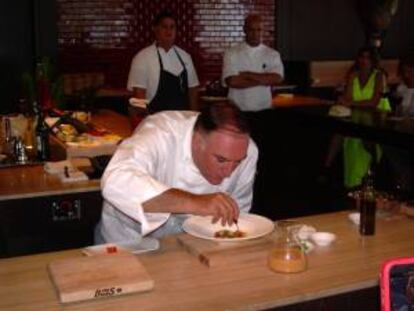 El cocinero español José Andrés ofrece hoy, martes 8 de cotubre 2013, una exhibición culinaria en su restaurante de Puerto Rico, Mi Casa, donde desveló algunos de sus trucos para hacer algunos de los platos españoles más tradicionales.