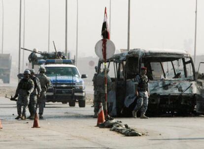 La policía iraquí inspecciona los restos del autobús objeto del ataque esta mañana en Bagdad