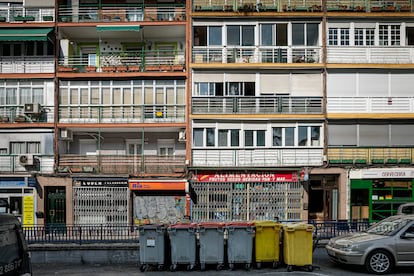 Fachada catica con distintos cerramientos, en el barrio de Lucero, Madrid.