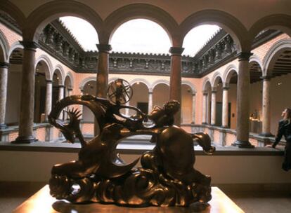 Escultura de bronce "Urano", en el recién ampliada Museo Pablo Gargallo de Zaragoza, que ocupa el palacio de Argillo (del siglo XVII)