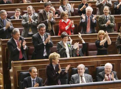 Los diputados socialistas aplauden la aprobación de los Presupuestos de 2008