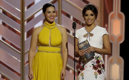 America Ferrera y Eva Longoria, durante la gala de los Globos de Oro de 2016.