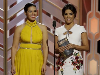 America Ferrera y, a la derecha, Eva Longoria durante la gala de los Globos de Oro.