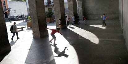 Unos niños juega este miércoles a pelota en los bajos del Ayuntamiento de Azkoitia (Gipuzkoa).