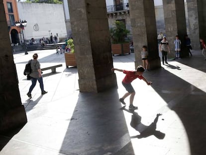 Unos niños juega este miércoles a pelota en los bajos del Ayuntamiento de Azkoitia (Gipuzkoa).