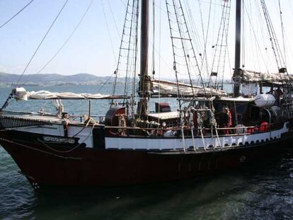 La goleta al estilo del siglo XVII que recorre la bahía de Santander.